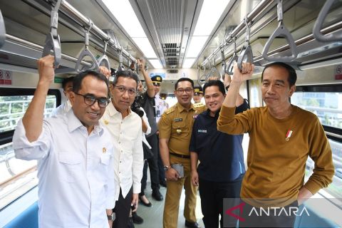 Presiden Jokowi naik LRT Jabodetabek