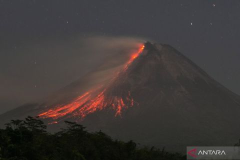 Gunung Merapi luncurkan lava pijar