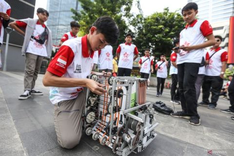 Tim Indonesia R2045 kenalkan pendidikan STEAM di car free day