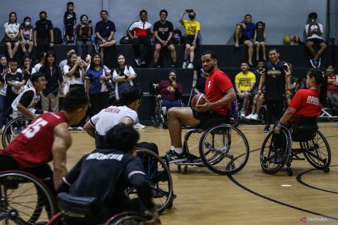 Mantan pemain NBA beri pelatihan basket kursi roda