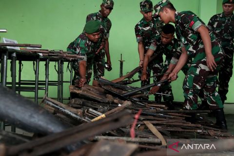 Ratusan senjata api sisa konflik dan perang dunia II dimusnahkan