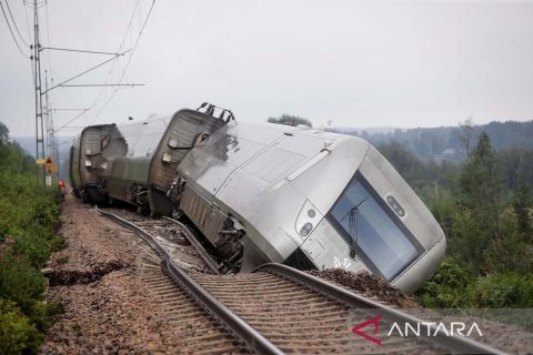 Kereta api tergelincir di Swedia