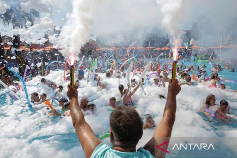 Cuaca panas ekstrem, wisatawan berendam di kolam es