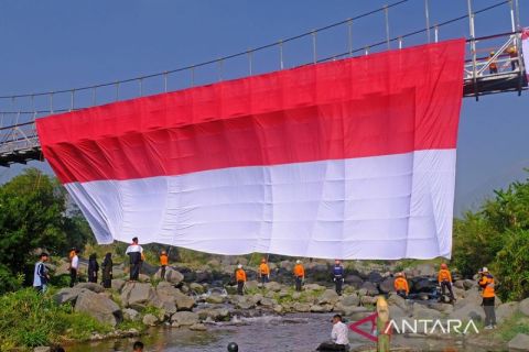Pembentangan Bendera Merah Putih di jembatan gantung Sangkil Parakan