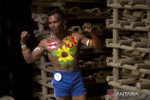 Buruh pabrik genting kontes binaraga peringati HUT ke-78 RI