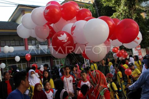 Permintaan balon berwarna merah dan putih meningkat