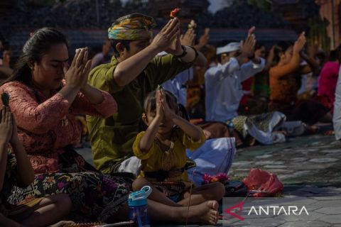 Persembahyangan Hari Raya Kuningan di Palu