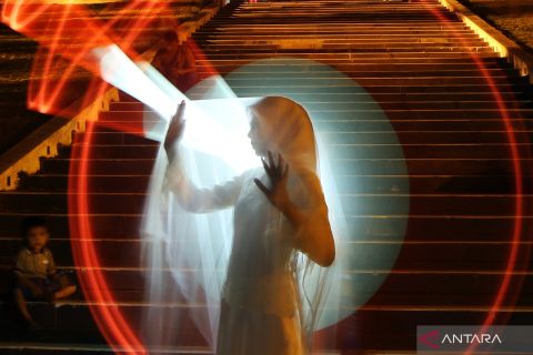 Kreasi light painting merah putih sambut HUT RI