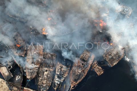 Puluhan kapal nelayan terbakar di Pelabuhan Jongor Tegal