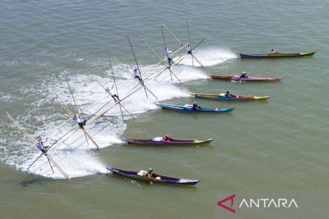 Lomba perahu jolloro di Maros