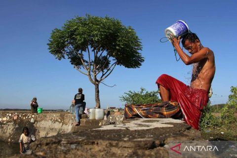 Terdampak kemarau, warga manfaatkan air embung