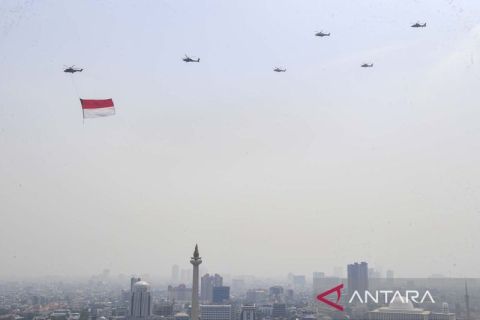 Aksi helikopter kibarkan bendera merah putih raksasa di langit Jakarta ​​​​​​​