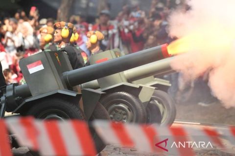 Penembakan meriam peringatan detik-detik proklamasi di Monas
