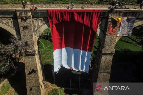 Pengibaran Bendera Merah Putih di Jembatan Cincin Sumedang