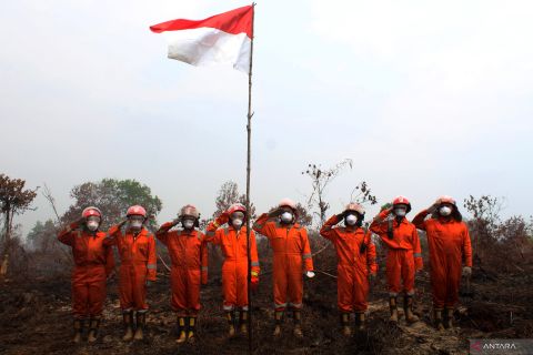 Upacara bendera di lokasi karhutla di Kubu Raya