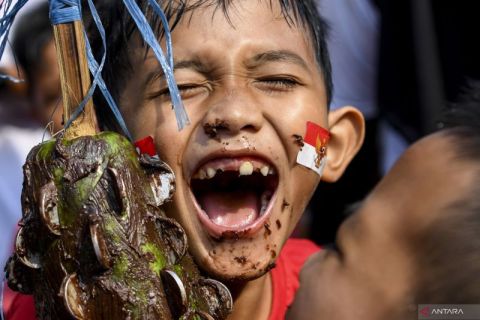 Keceriaan lomba ambil koin dengan mulut