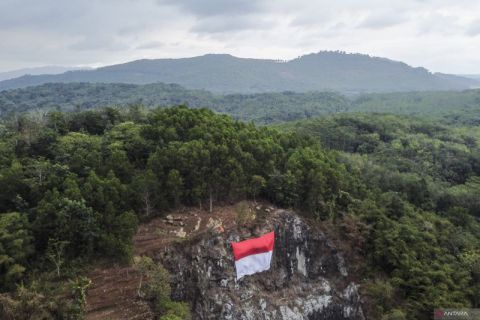 Bentangan Merah Putih di Tebing Mandalare