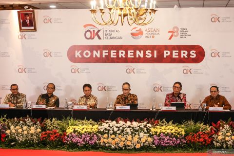 Konferensi pers OJK
