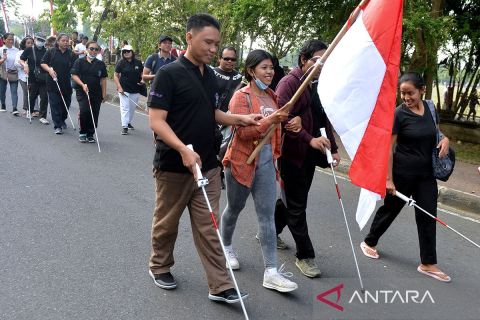 Penyandang tunanetra gunakan tongkat adaptif