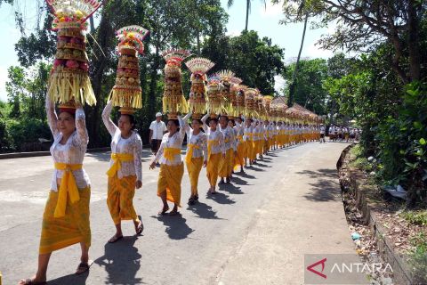 Umat Hindu gelar tradisi Mapeed dalam rangkaian persembahyangan