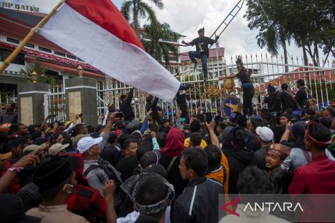Menolak relokasi kampung tua