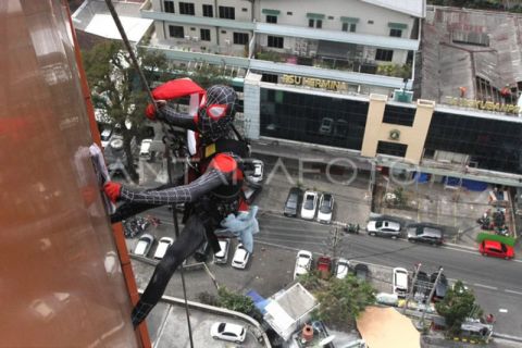 Aksi Spiderman bersihkan gedung di Malang