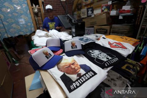 Foto Donald Trump ramai dijadikan merchandise
