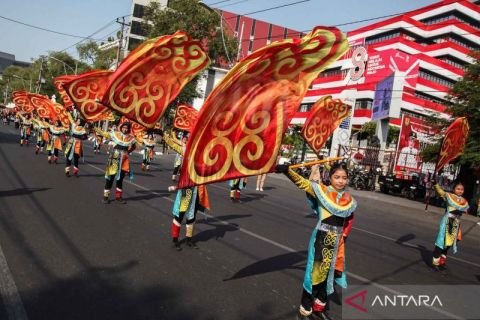 Parade budaya Semarang Merdeka Flower Festival