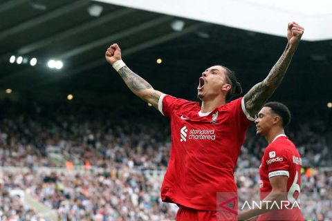 Meski hanya 10 pemain, Liverpool kandaskan Newcastle United 2-1