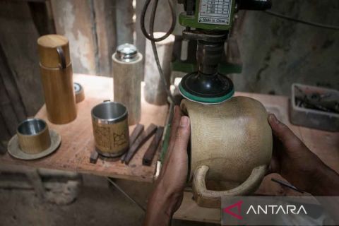 Menyulap bambu jadi wadah air minum ramah lingkungan