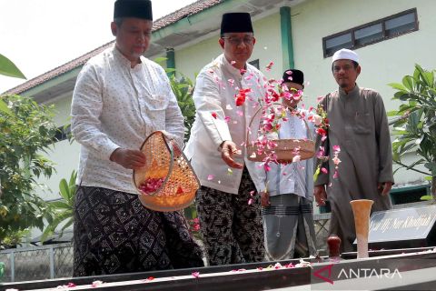 Anies Baswedan berziarah ke makam pendiri NU