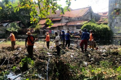 Aksi kolaborasi bersih sungai penuh sampah di Pekalongan
