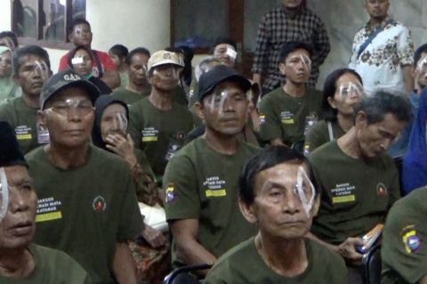 Bhabinkamtibmas bantu masyarakat ikuti operasi katarak di Padang