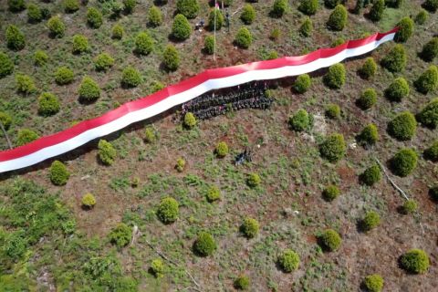 Brimob Polda Sultra bentangkan bendera di puncak Totallang