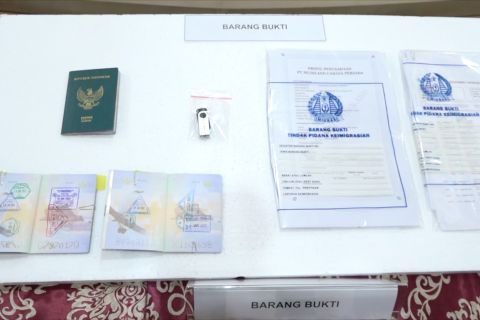 Imigrasi ungkap kasus penyelundupan manusia bermodus cap palsu