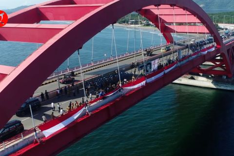 Jembatan Merah Youtefa Jayapura dibentangi bendera merah putih
