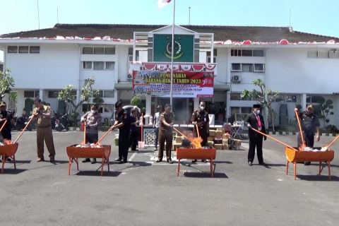 Kejari Jember musnahkan barang bukti narkotika hingga rokok ilegal