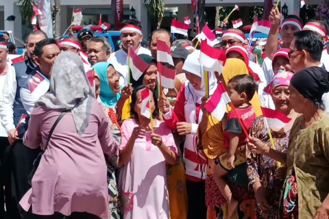 Khofifah bagikan bendera dan bantuan sosial serentak ke seluruh daerah