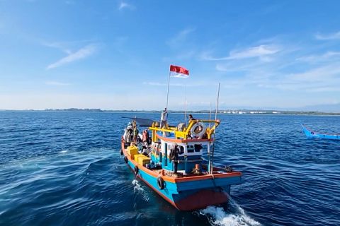 Lanal Lhokseumawe bagikan bendera ke nelayan di perairan Pusong