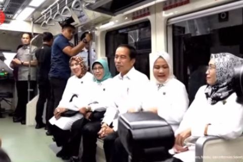Resmikan LRT, Presiden ingin masyarakat beralih ke transportasi umum