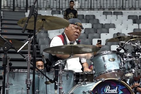 Momen Menteri Basuki jadi penggebuk drum dadakan band Cokelat