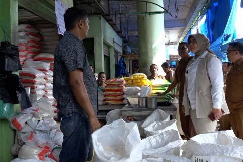 Pastikan beras SPHP tersedia di pasar, Bulog Sumbar ‘Grebek Pasar’