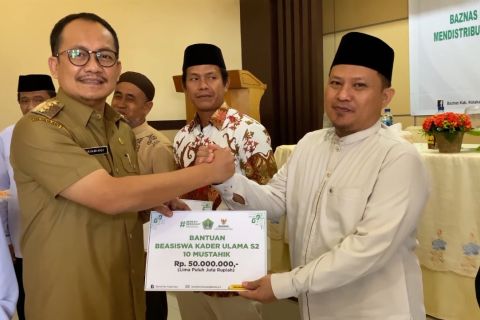 Pemda Kolaka Utara dan Baznas serahkan bantuan sebesar 220 juta