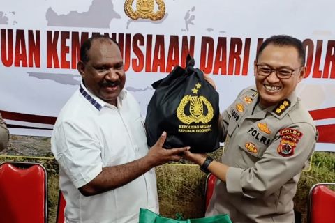 Polri salurkan bantuan sembako bagi warga Papua Tengah