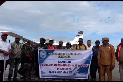 Intan Jaya kondusif, 1.000 pengungsi pulang gunakan pesawat