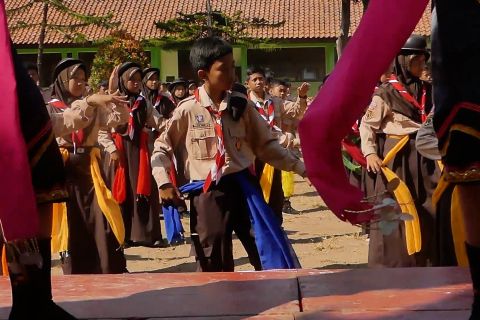 Para siswa SMP yang lestarikan budaya dengan menari Bangilun massal