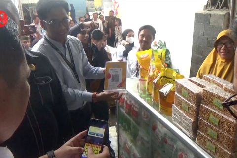 Sambangi pasar tradisional, Pemkot Kendari galakkan penggunaan QRIS