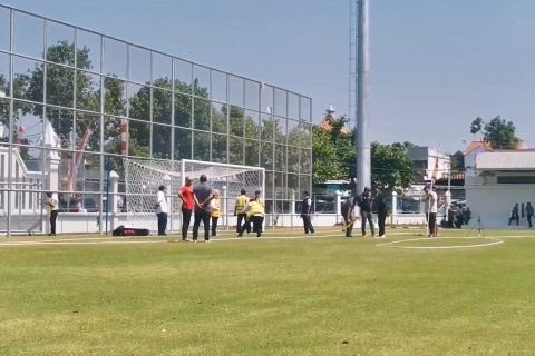 Rumput Stadion Manahan menguning jadi catatan FIFA