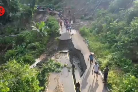 BPBD Malut mulai buka Jalan TransHalmahera yang terputus longsor