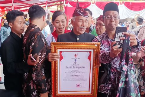 Khofifah anugerahi penghargaan untuk legenda ludruk Cak Kartolo